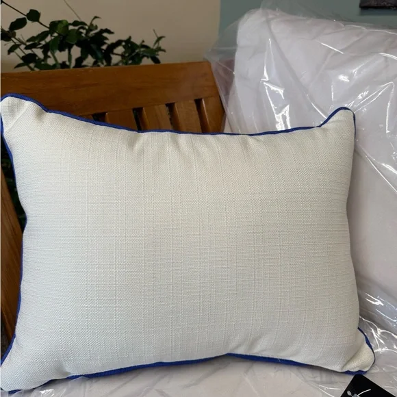 Little Birdie accent pillow. Made in Mississippi
19x14H. Made in USA - Picture 4 of 4